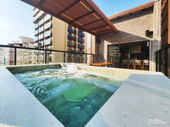 Vista do Rooftop da cobertura de um prédio moderno à venda no Itaim Bibi.