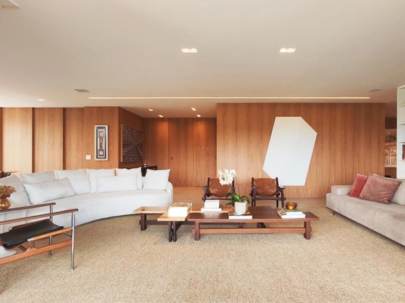 Sala de estar com lindos painéis de madeira no Edifício Honfleur Real Parque.