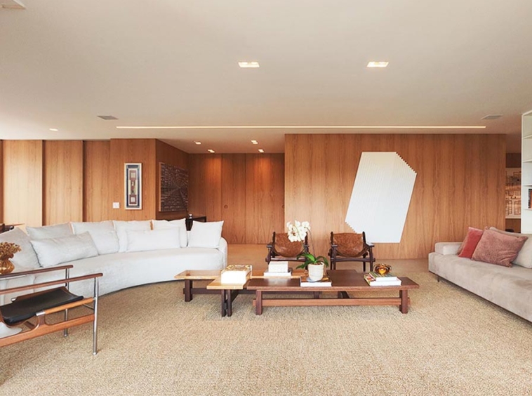 Sala de estar com lindos painéis de madeira no Edifício Honfleur Real Parque.