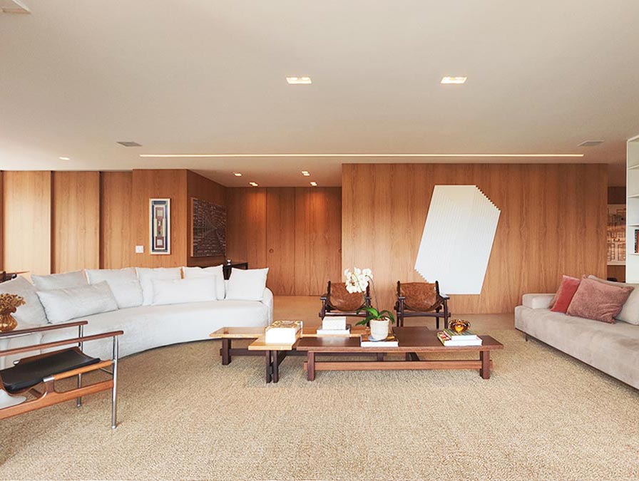 Sala de estar com lindos painéis de madeira no Edifício Honfleur Real Parque.